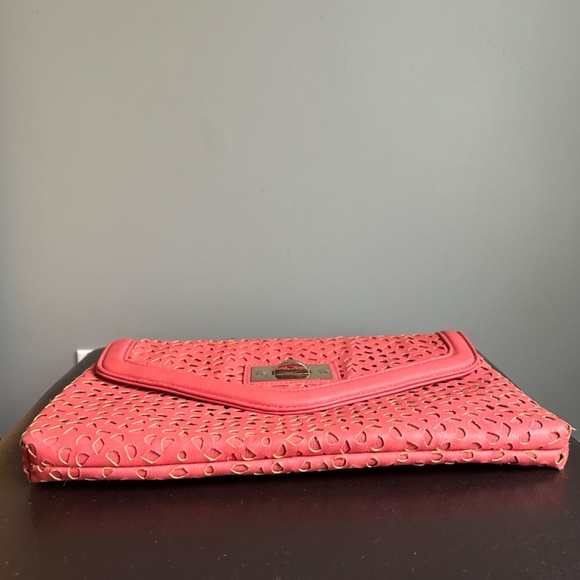 Aldo Laser Cut Coral and Gold Shoulder Bag - Picture 4 of 13